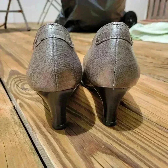 Hush Puppies Women's Low Heels SZ 8 Metallic Silver Color - Picture 3 of 12